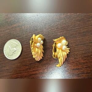 antique SARAH COV brushed gold fern leaf pearl clip earrings